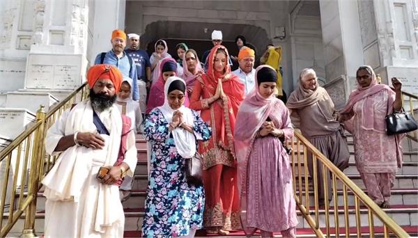 grace richardson and charlotte grant bowed at sachkhand sri darbar sahib